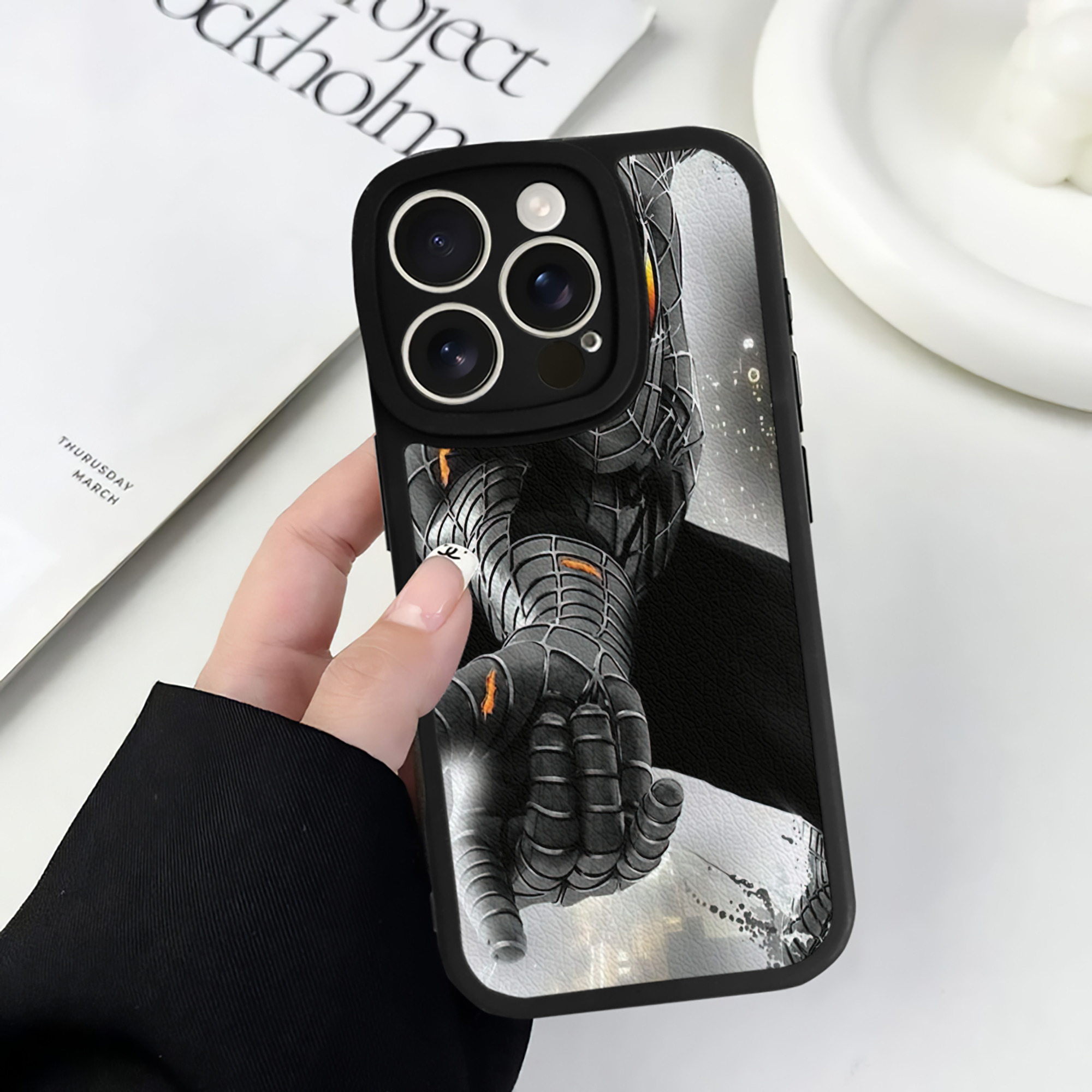 Spider Man スパイダーマン 【iPhone 16シリーズ対応】シリコンスマホケース（レザー調） 材質：シリコン